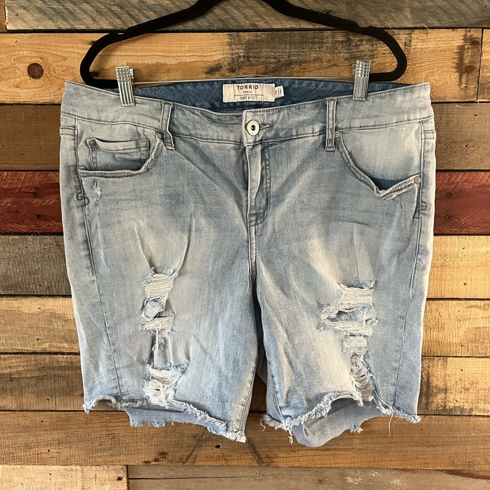 Torrid Light-wash Distressed Shorts Size 16